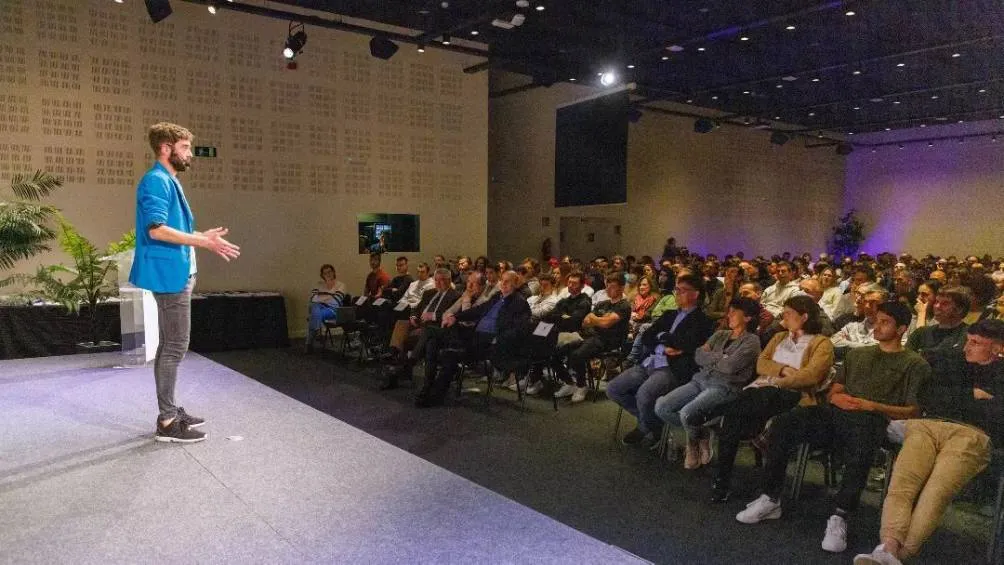 Zuhaitz Gurrutxaga ahora se gana la vida dando conferencias sobre su caso.
