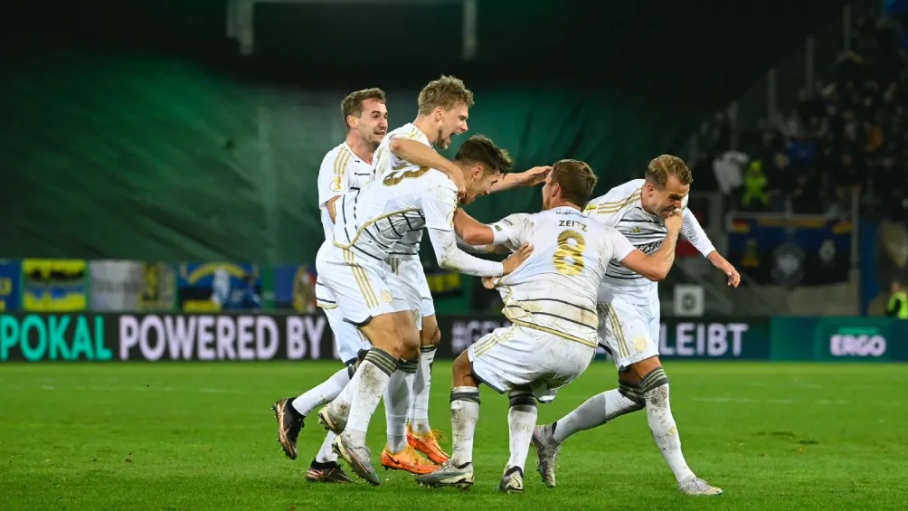 El Saarbrücken festeja el 2-1 que le dio el pase