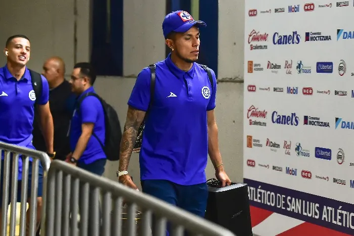 Carlos Salcedo llegando al juego con Cruz Azul