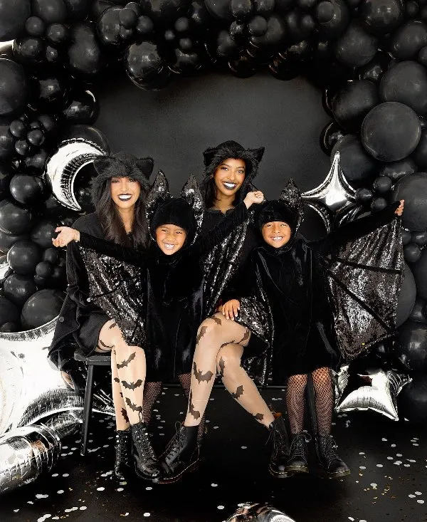 Vanessa junto a sus hijas disfrazada