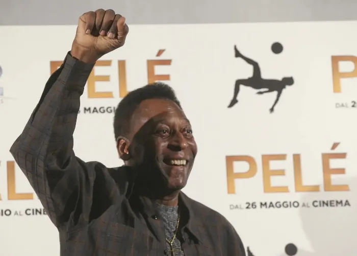 Papa Francisco pone a Pelé entre los mejores