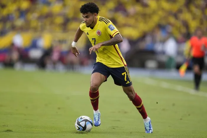 Luis Díaz jugando con Colombia