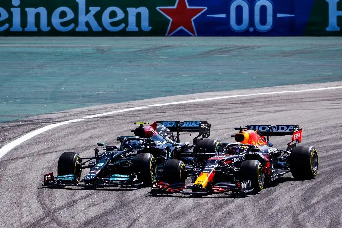 MEXSPORT Red Bull corriendo en el GP de Brasil
