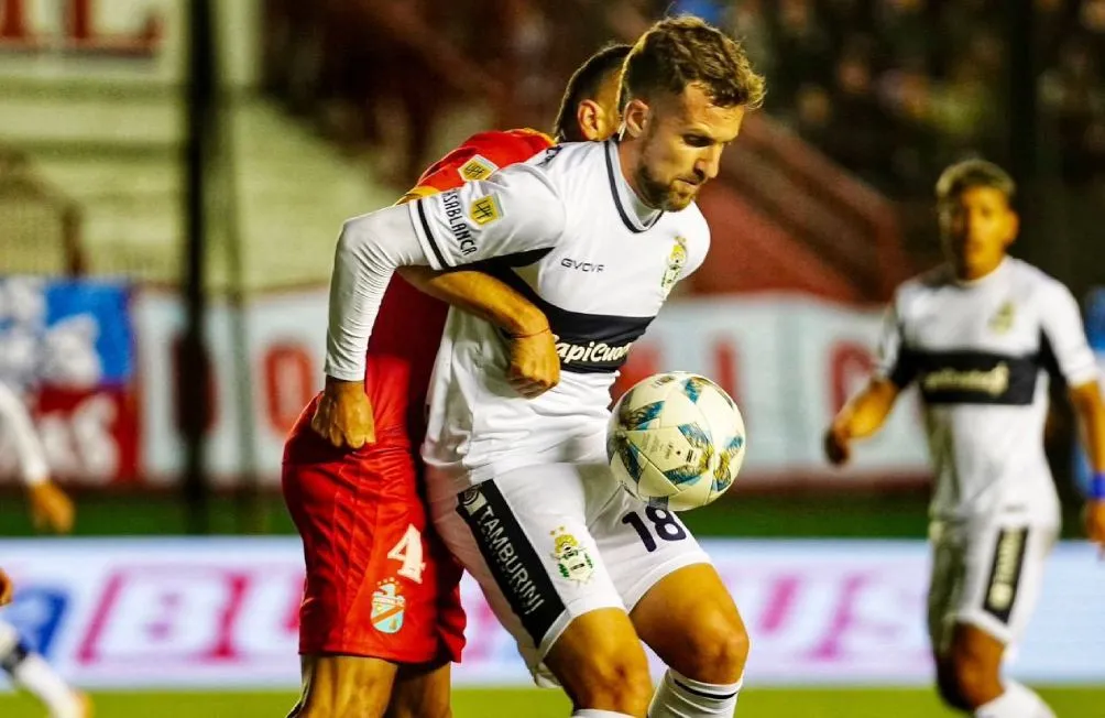 El partido se retrasó poco más de una hora