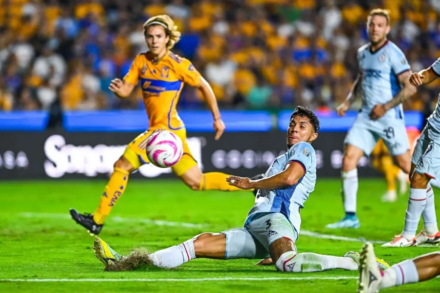 Carlos Salcedo en el duelo ante Tigres