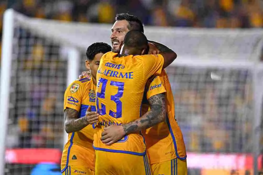 Quiñones festeja con Gignac su gol ante Atlético San Luis