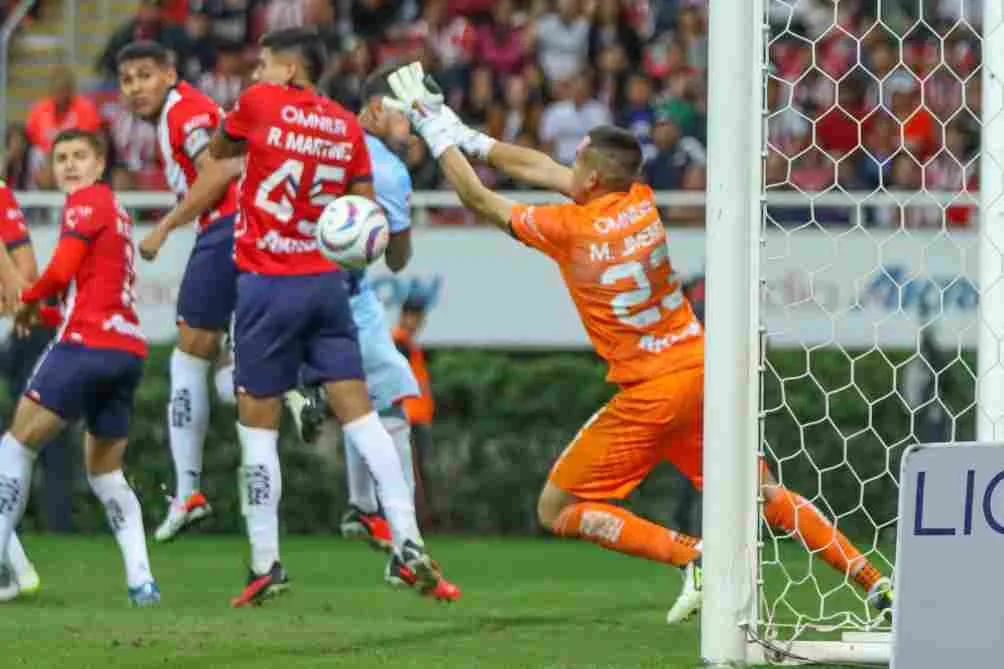 'Wacho' Jiménez en una de las pocas llegadas de Cruz Azul