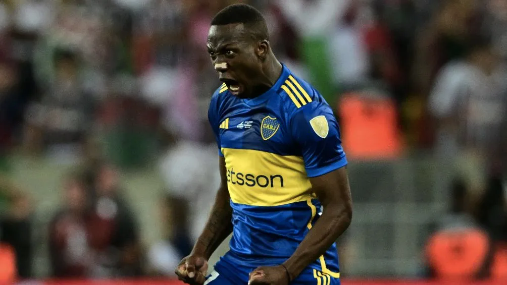 Luís Advincula celebra el empate