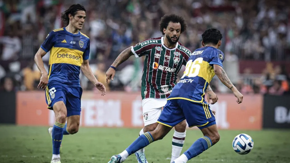 Marcelo ante la marcar de Edinson Cavani