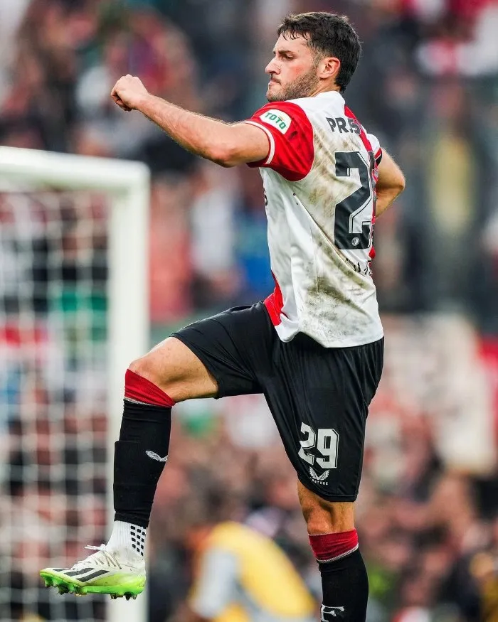 Santi celebrando su gol