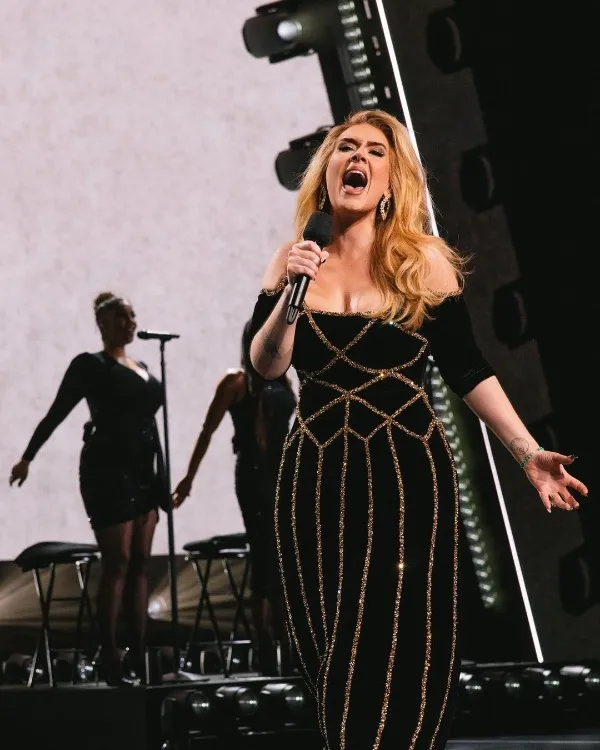 Adele durante uno de sus conciertos
