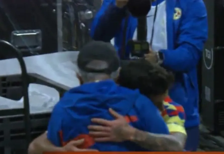 Abrazo de Alex Zendejas tras su gol