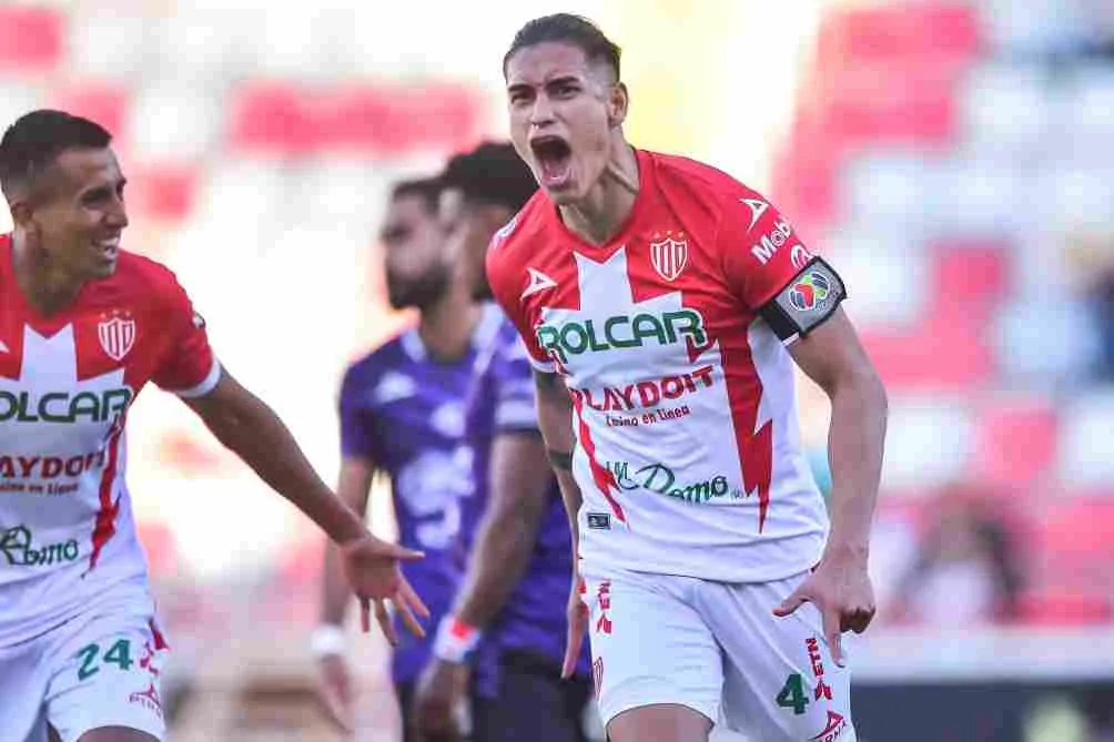 Alexis Peña festeja el tercer gol del partido