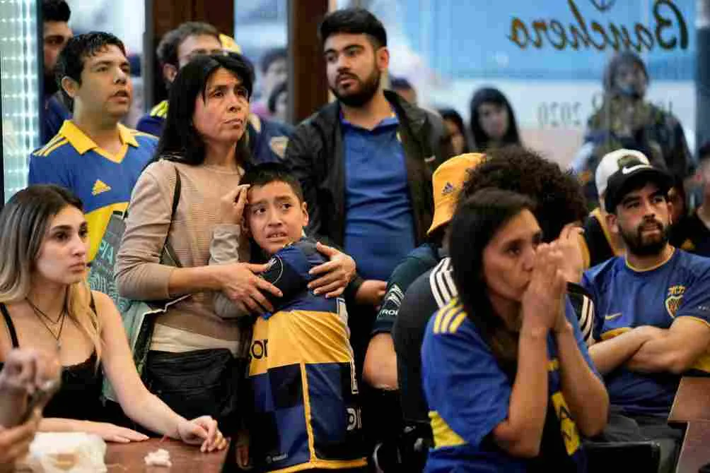 Seguidores xeneizes se lamentan en la Final