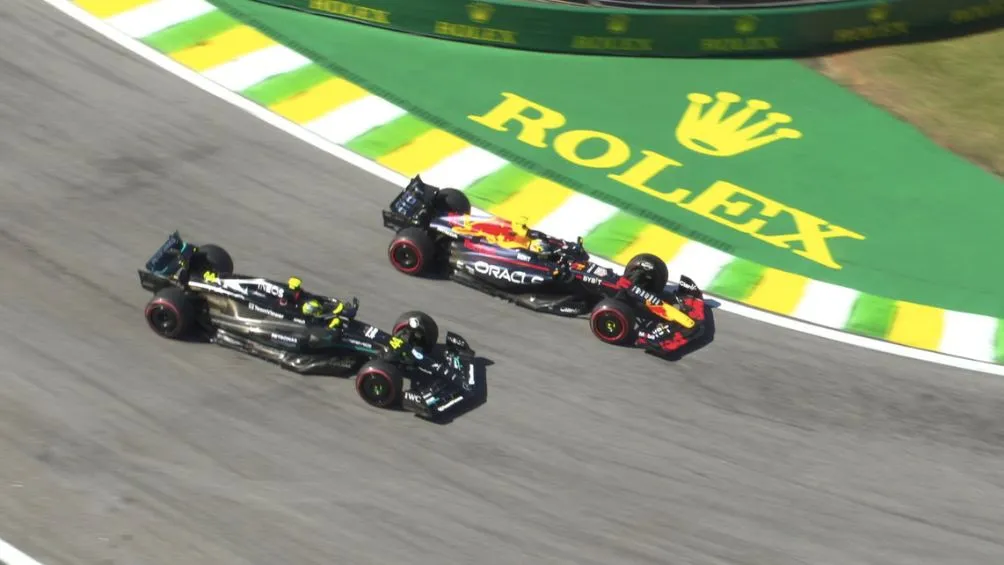 Checo rebasando a Lewis Hamilton