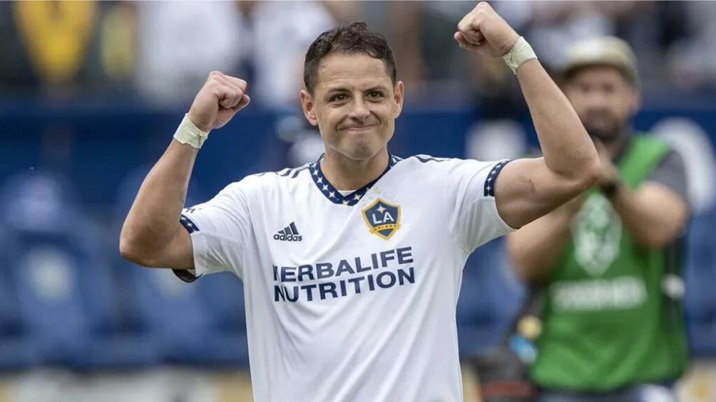 Chicharito celebrando un gol con el Galaxy