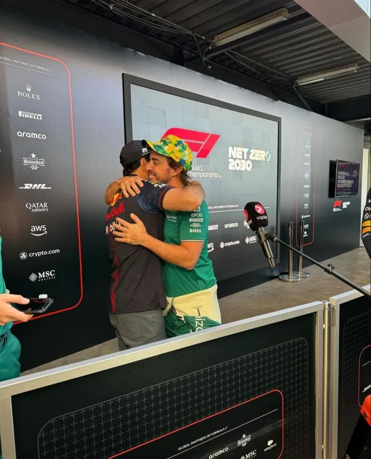 Checo Pérez abrazándose con Fernando Alonso