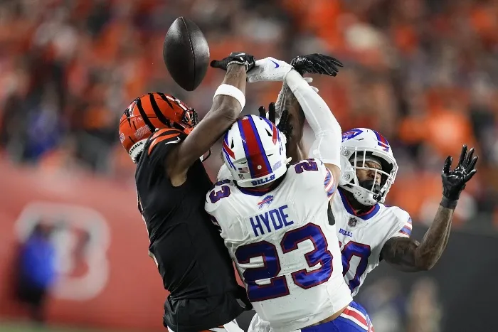 Bills y Bengals disputando el balón