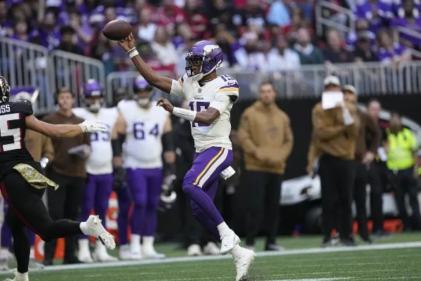 Dobbs brilla con los Vikings
