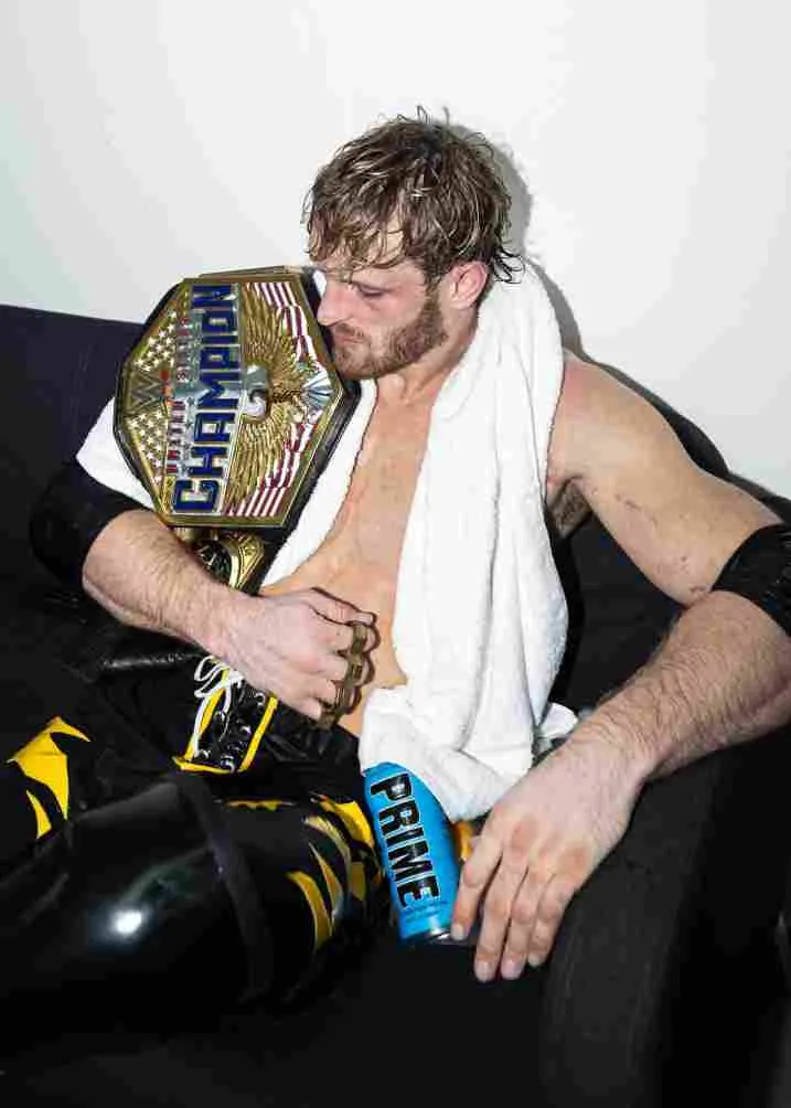 El youtuber con su cinturón de campeón