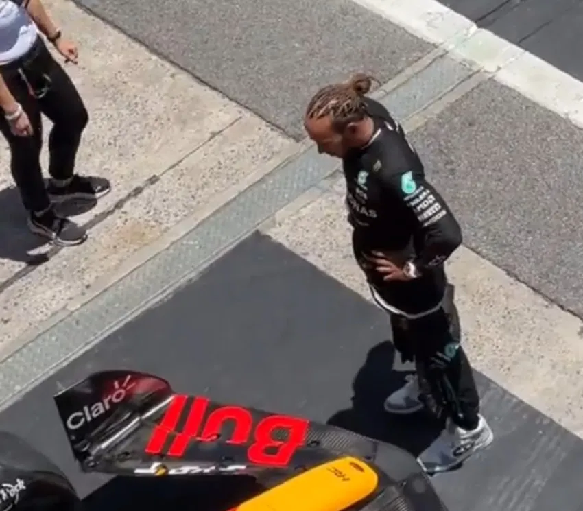 El británico observando el coche