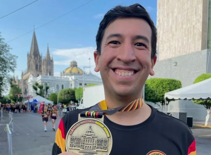 Pedro con medalla por evento deportivo