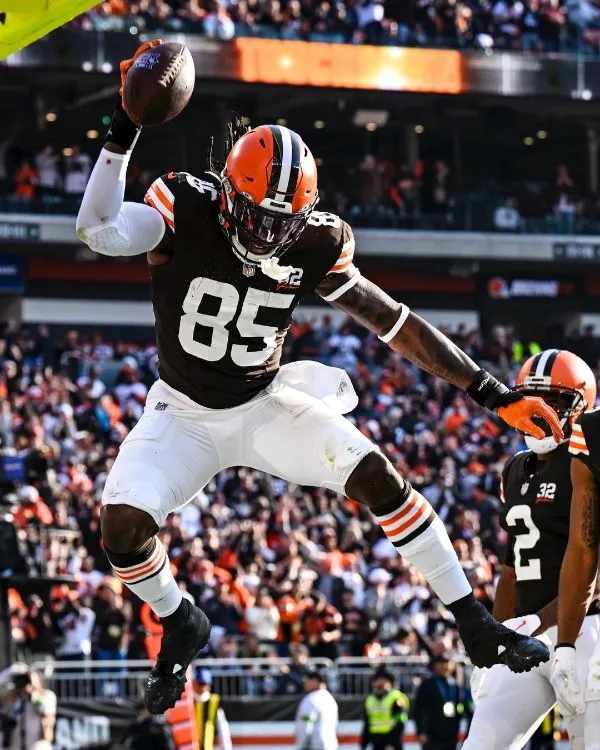 Njoku celebrando la anotación