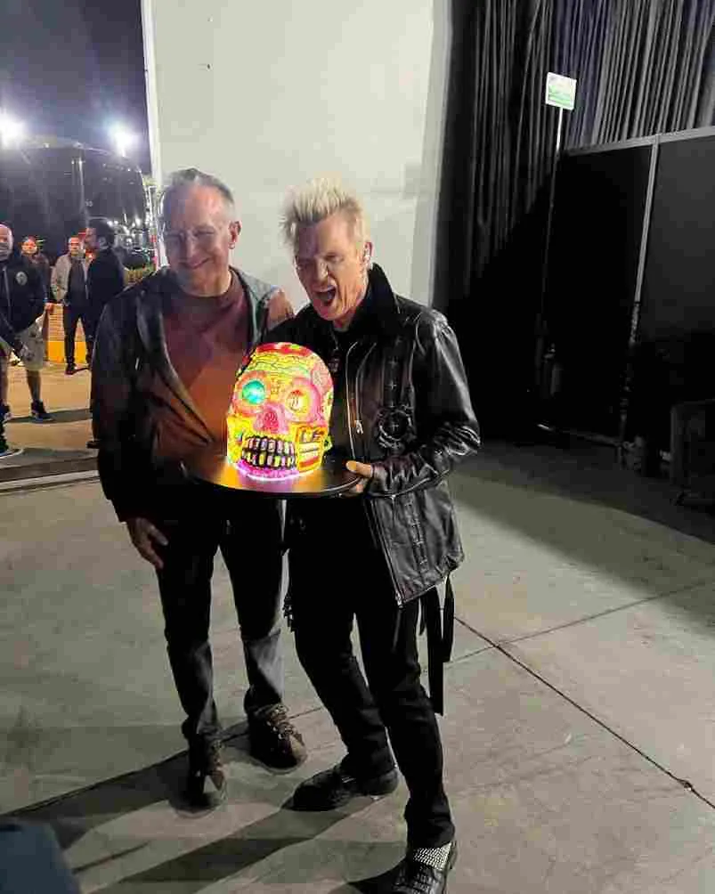 Billy Idol con su recuerdo tras su presentación