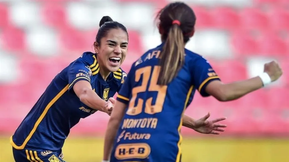 Reyes celebrando un gol con Tigres