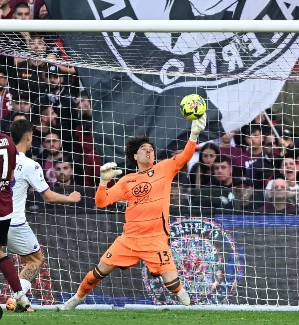 Memo Ochoa realiza una atajada