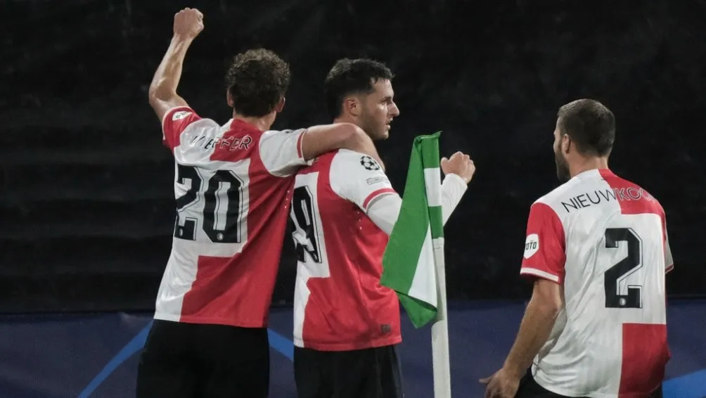 Santiago Giménez celebra su gol en Champions