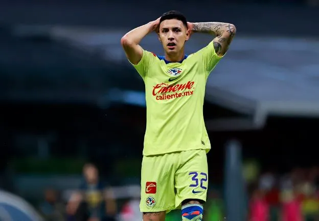 Leo Suárez se lamenta tras una acción
