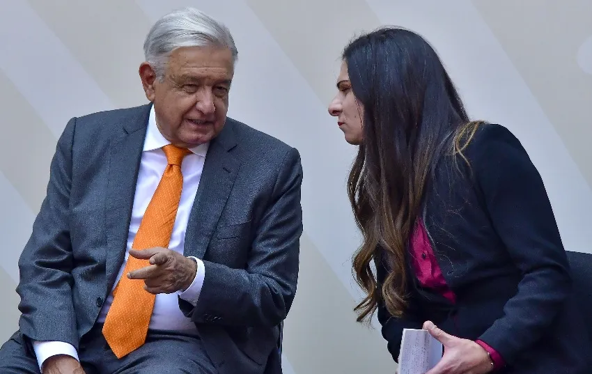 Ana Guevara en un evento político junto a AMLO