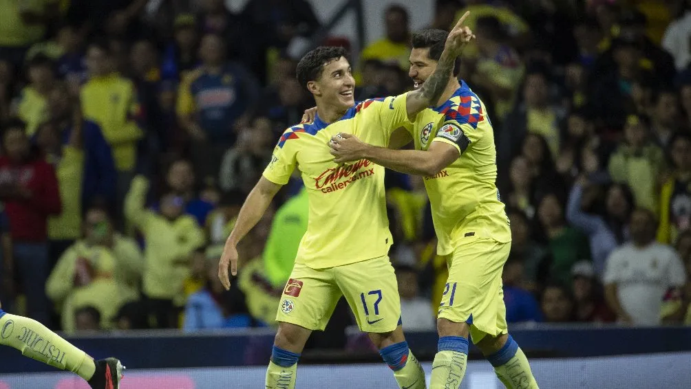 Alejandro Zendejas festeja un gol