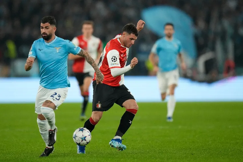 Santi Giménez ante Lazio en Champions