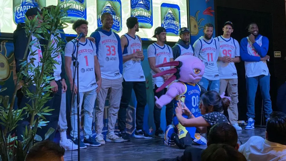 Los Capitanes durante su presentación