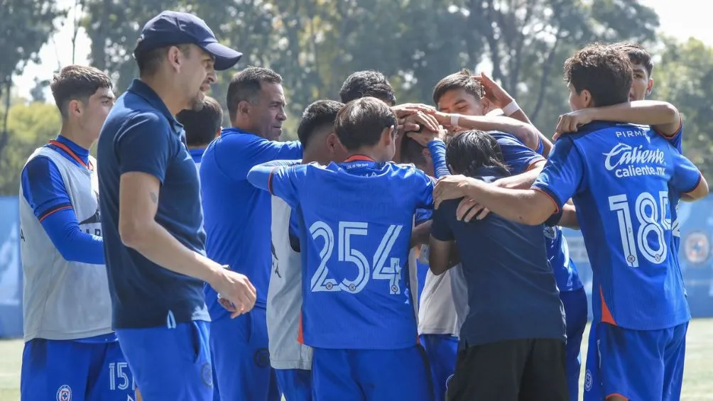 El Sub 18 celeste celebra un gol