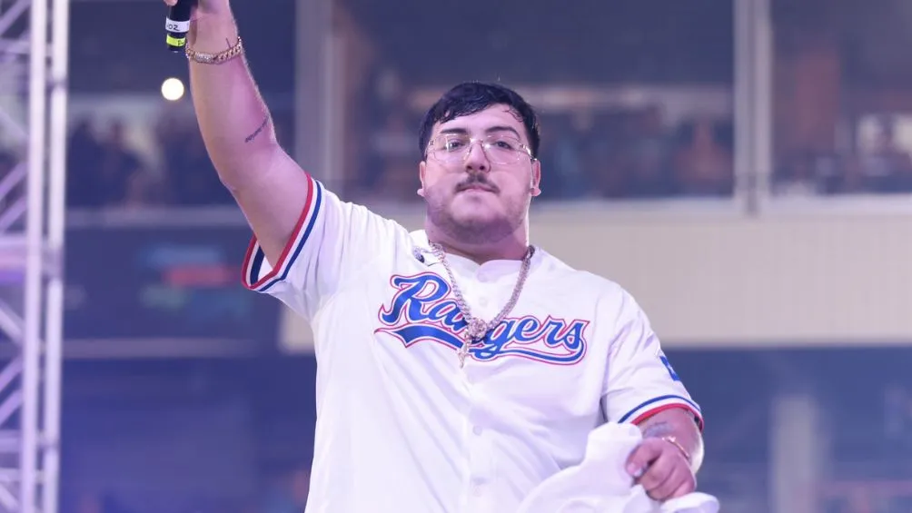 Grupo Frontera con las playeras de los Rangers