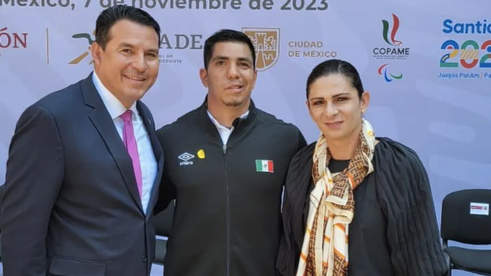 Ana Gabriela Guevara junto a Román Ruíz