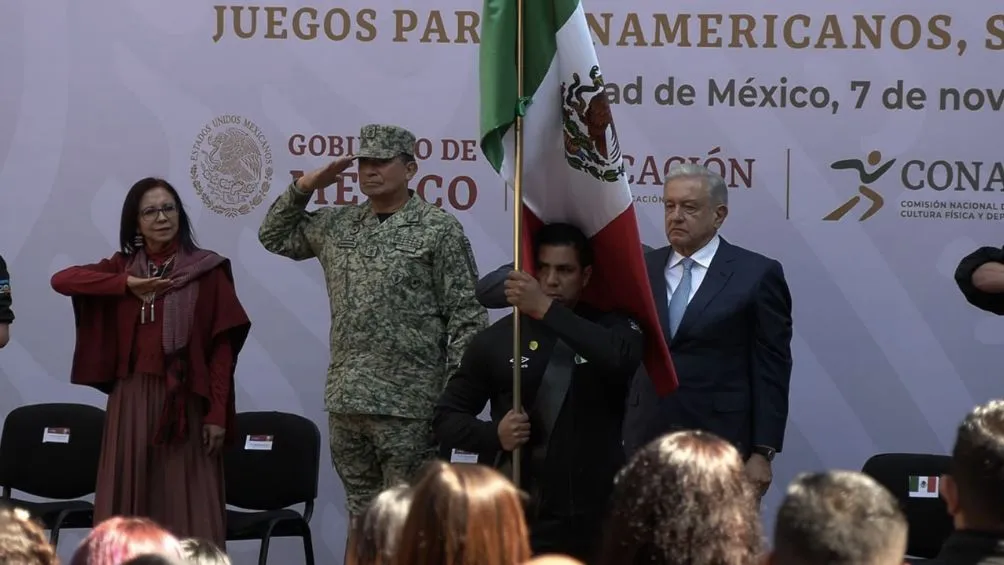 AMLO durante la entrega de la bandera mexicana
