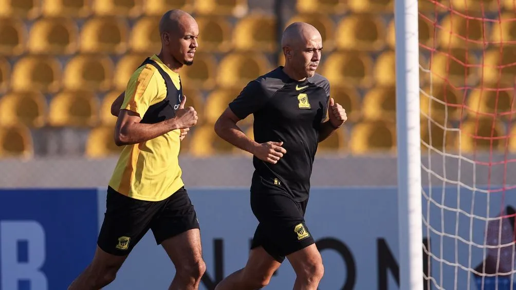 TWITTER: @ittihad Fabinho entrenando por separado