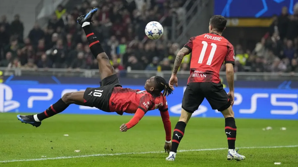 Rafael Leao empató con espectacular chilena