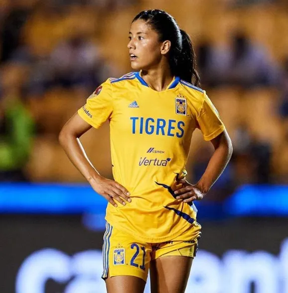 Stefany Ferrer en un partido de Tigres