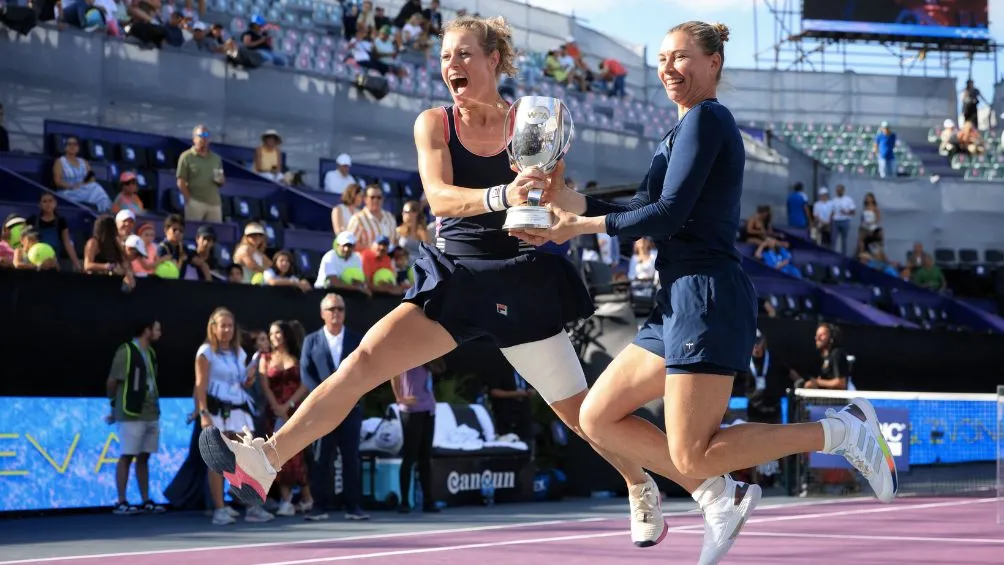 Vera Zvonareva y Laura Siegemund celebrando la victoria