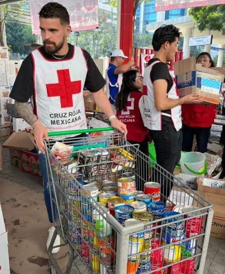 Andrés Gudiño entregando víveres recolectados