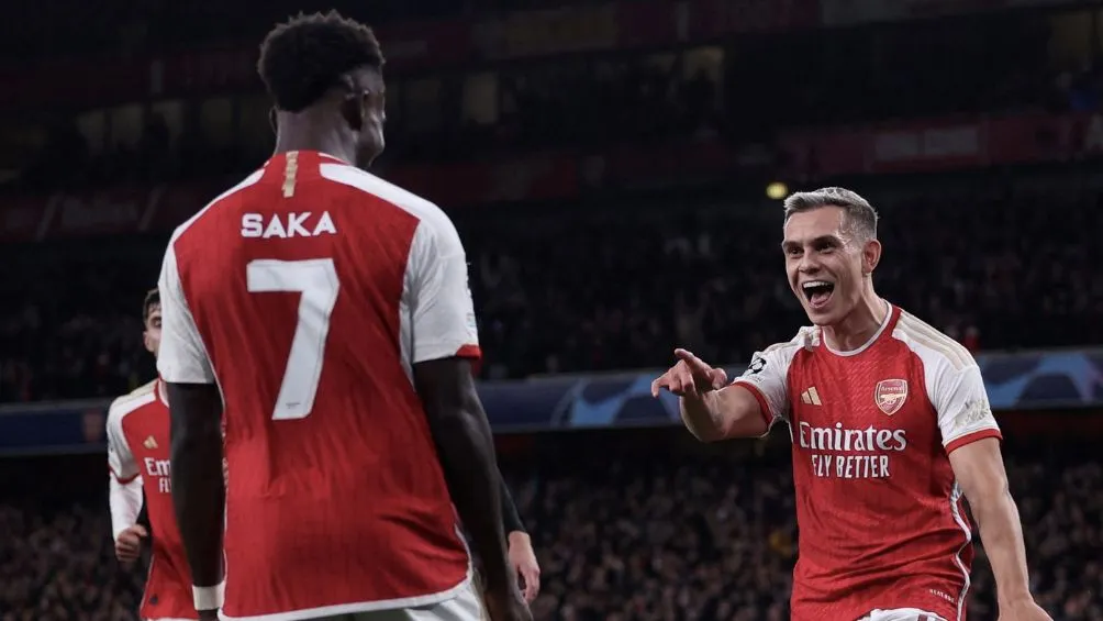 Saka celebra con Trossard