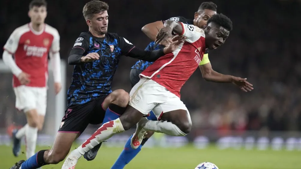 Saka ante la marcar del Sevilla