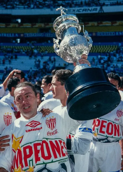 Álex Aguinaga con el trofeo de campeón