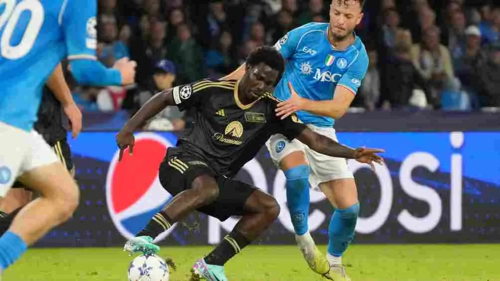 David Datro Fofana de Union Berlin y Amir Rrahmani de Napoli se enfrentan