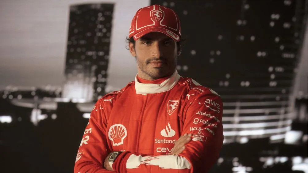 TWITTER: @ScuderiaFerrari Carlos Sainz en el mono rojo que estrenarán en Las Vegas